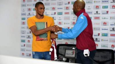 Jerry Bengtson fue presentado por Pablo César Wanchope, gerente deportivo del Saprissa.