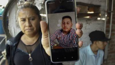 Laura Zalazar llora mientras espera la notificación oficial de que su hijo Álvaro Enrique Ojeda Zalazar se encuentra entre los 53 migrantes.