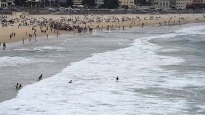 Nadadores son evacuados del agua en la playa Bondi en Sídney (Australia) después de que un helicóptero de la policía avistase un tiburón cerca de la orilla. EFE/Dean Lewins/Archivo