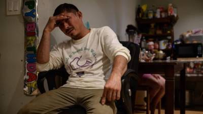 Valeriano vive en un sótano junto a su hijo de 7 años y otros familiares. Teme ser deportado tras haber encontrado trabajo en EEUU./AFP.