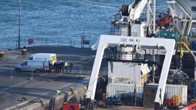 El barco Geo Ocean III trasladó el cuerpo hasta el Puerto de Pórtland y desde allí una camioneta lo llevó rumbo a la oficina forense para realizar el estudio de identificación. Foto AFP