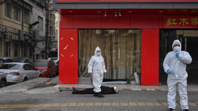 Una imagen impactante y desgarradora captada por el lente del fotógrafo Héctor Retamal de la Agencia France-Presse, muestra los estragos del brote del nuevo coronavirus en la ciudad china de Wuhan. Foto del 31 de enero de 2020-AFP