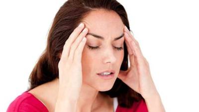 El dolor de cabeza intenso y sufrir de hipo a la vez es uno de los síntomas de ataque cerebral en la mujer.