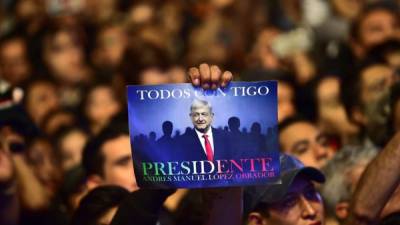 En su tercer intento consecutivo de alcanzar la silla presidencial, AMLO, se presentó como el candidato antisistema y obtuvo más de 53% de los votos. AFP