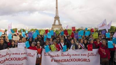 Frente a la torre Eiffel, París, manifestantes pidieron la liberación de las menores secuestradas en Nigeria.
