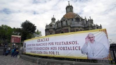 El domingo 14 el papa celebrará misa en la basílica de Guadalupe, que en sus alrededores luce mensajes alusivos a su visita. Foto: AFP/Yuri Cortez