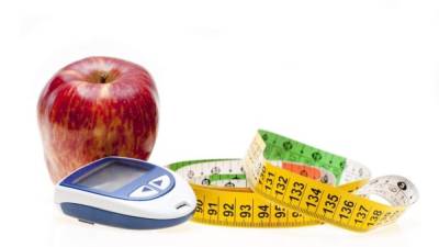 El diabético debe controlar su nivel de glucosa o azúcar en la sangre con medicamentos, comiendo bien y haciendo ejercicio diario.
