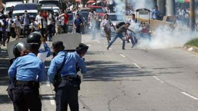 Policías y estudiantes de distintos colegios de San Pedro Sula se enfrentaron esta mañana.