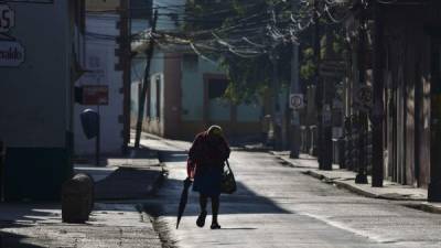 El número de personas muertas por complicaciones del coronavirus ascendió ayer a 41 al reportar Sinager seis víctimas. (Photo by ORLANDO SIERRA / AFP)