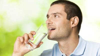 El consumo de líquidos durante el día mejora el organismo.