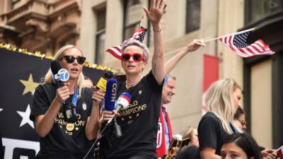 Megan Rapinoe lidera el desfile de la victoria de la selección estadounidense en Nueva York./AFP.