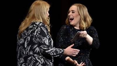 La joven Emily Bamforth compartió varias fotos del momento junto a Adele, donde se ve que incluso sus vestuarios son parecidos.