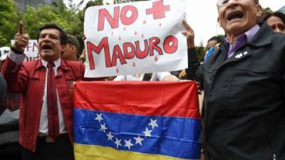 Manifestantes venezolanos protestan contra el Gobierno de Nicolás Maduro.