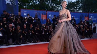 Jeniffer Lawrence eligió una creación de Dior, firma de la que es imagen. La rubia se ha convertido en la reina del festival con este hermoso vestido de transparencias y detalles florales.