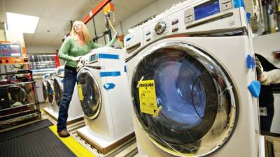 Una empleada revisa una lavadora de Whirlpool en una planta de la compañía en Clyde, Ohio.