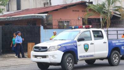 Las autoridades policiales llegaron para custodiar la escena del crimen.