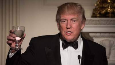 El presidente Trump ofrece un brindis en la cena ofrecida en honor a los gobernadores mientras se celebra la ceremonia de los Oscar.