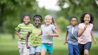 Los niños deben practicar un deporte de forma diaria.