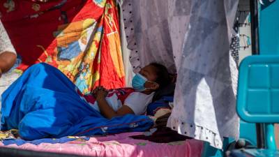 Una migrante centroamericana descansa en la Casa del Peregrino San Juan Diego en Ciudad de México. Foto AFP