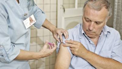 Todo adulto mayor debe asistir al centro de salud para inmunizarse contra la influenza.