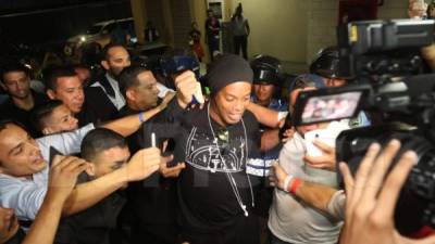 Cientos de hondureños han recibido con euforia al astro brasileño Ronaldinho en Tegucigalpa.