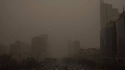 Pekín se vio sumida este lunes en una gran tormenta de arena, la mayor de los últimos diez años, que conllevó la cancelación de 350 vuelos con despegue en la capital china y agravó todavía más los problemas de contaminación.