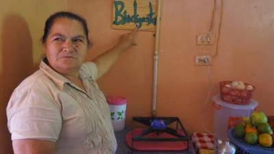 Una pobladora de Copán señala el biodigestor de su ecofogón que le permite ahorrar leña para cocinar.