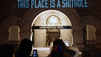 Un activista realizó la llamativa protesta en un hotel de la cadena Trump en Nueva York.