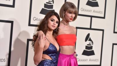Las cantantes Selena Gómez y Taylor Swift.