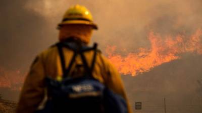 Un incendio de rápido avance estalló este lunes a primera hora cerca de Los Ángeles (California, EEUU), obligando a evacuar a unas 60,000 personas después de quemar más de 800 hectáreas en pocas horas.