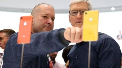 Uno de los diseños de Ive más conocidos es el del iPhone, que examina aquí junto al director ejecutivo de Apple, Tim Cook, en una imagen de septiembre 2018.