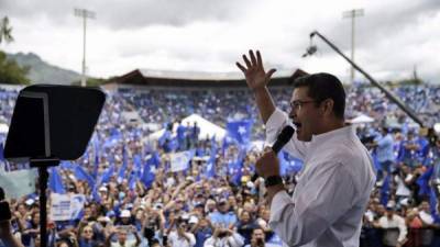 El Presidente Juan O. Hernández acudió este domingo a la concentración de miles de nacionalistas que le piden sea su candidato.