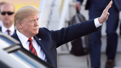 El presidente de los Estados Unidos, Donald Trump, saluda tras su llegada a Helsinki para reunirse con Vladimir Putin.