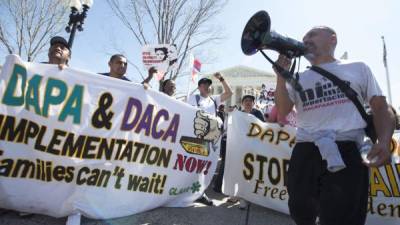 Decenas de activistas exigen la implementación de DACA y DAPA frente al Supremo.