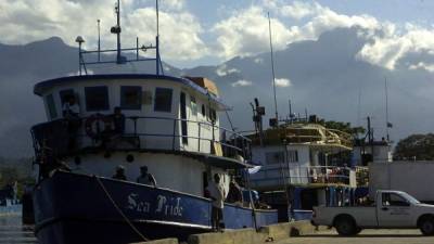 Movimientos de botes en el muelle de cabotaje de La Ceiba. Foto: Samuel Santos