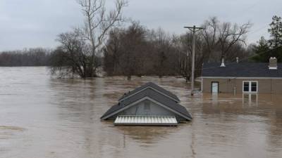 Casa de habitación en Fenton, Misuri, inundada hasta el techo por el desborde de los ríos Mississippi y Meremac.