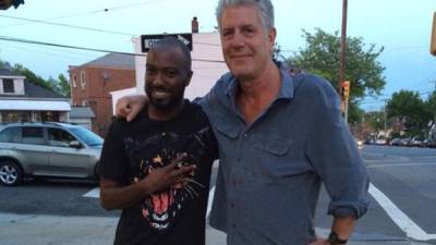 El chef Anthony Bourdain junto al comediante Desus Nice en 2014 cuando probaron la comida garífuna para el programa 'Parts Unknown'.