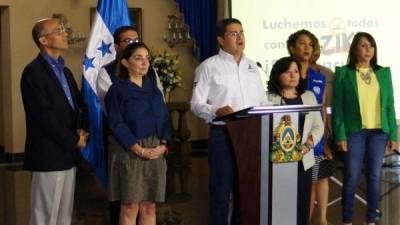 El presidente Juan Orlando Hernández y autoridades en Casa Presidencial.