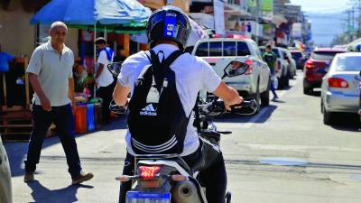 <b>Más de 290,000 carros y motos están registrados en San Pedro Sula. Foto: Melvin Cubas.</b>