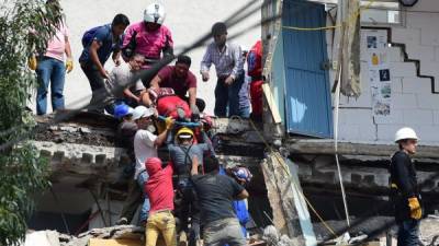 Los equipos de emergencia se esfuerzan hoy por rescatar a las personas atrapadas en los edificios derrumbados en Ciudad de México tras el terremoto de magnitud 7,1, en medio de un caos circulatorio que dificulta el paso de ambulancias y por el temor a que se produzcan nuevos temblores.