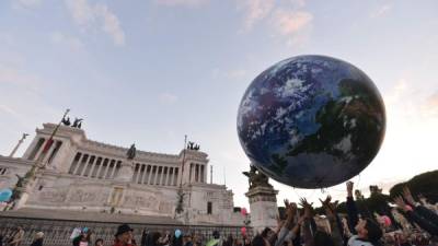 Con un globo pintado como la Tierra, los italianos pidieron poner un freno al cambio climatico.