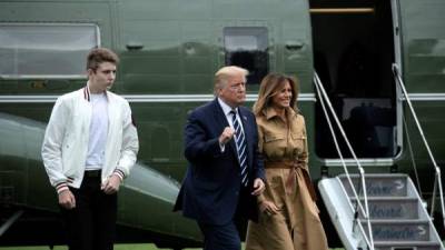 El presidente estadounidense, Donald Trump, regresó a la Casa Blanca junto a su esposa, la primera dama, Melania y su hijo menor, Barron, en la primera imagen de la familia presidencial desde el inicio de la pandemia de coronavirus.