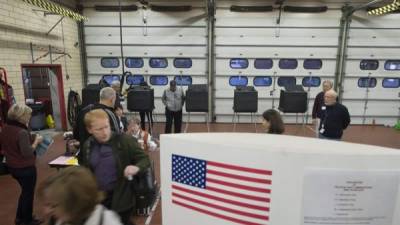 Varias personas acuden a un centro electoral para votar en las elecciones legislativas en Arlington, Virginia (Estados Unidos) hoy, martes 4 de noviembre de 2014.