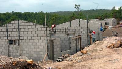 Los constructores se quejan de que ya soportan una carga de costos bastante pesada como para añadirle el peso extra del alza a la electricidad.