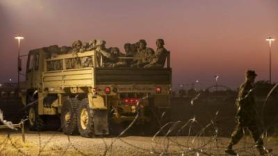 El Pentágono anunció el despliegue de 250 militares para reforzar la seguridad en el punto fronterizo de Eagle Pass, Texas (EEUU), tras la llegada de una nueva caravana de migrantes, la mayoría de origen hondureño.