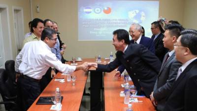 El presidente Juan Orlando Hernández saluda a Lin Tung-Lung, presidente de la compañía Dong Jyu y de la delegación de inversionistas taiwaneses.