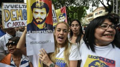 Opositores como Lilian Tintori han exigido la aplicación de la Carta Democrática de la OEA a Venezuela. Foto: AFP/Juan Barreto