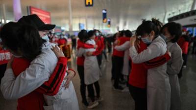 Personal médico de otras ciudades se despide de Wuhan tras luchar contra el coronavirus en el epicentro de la pandemia./AFP.