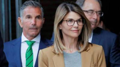 La actriz Lori Loughlin y su marido, Mossimo Giannulli. EFE