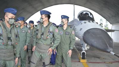 Pilotos taiwaneses se mantienen alerta ante el incremento de las tensiones con China por provocadoras maniobras militares.